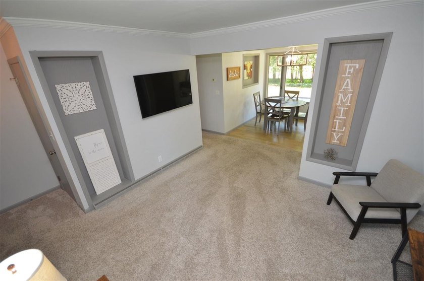 Presenting a spacious 3+ bedroom, 2 bathroom ranch home, ideally - photo 6