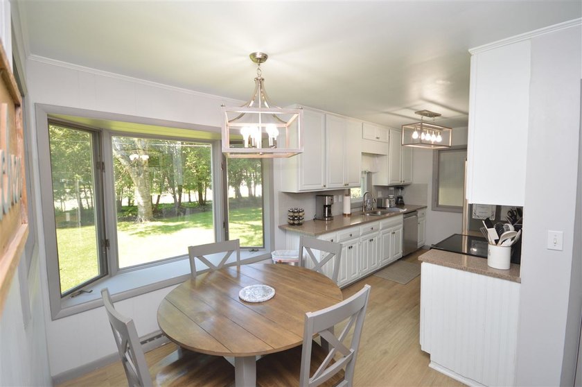 Presenting a spacious 3+ bedroom, 2 bathroom ranch home, ideally - photo 8