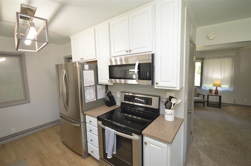 Presenting a spacious 3+ bedroom, 2 bathroom ranch home, ideally - photo 9