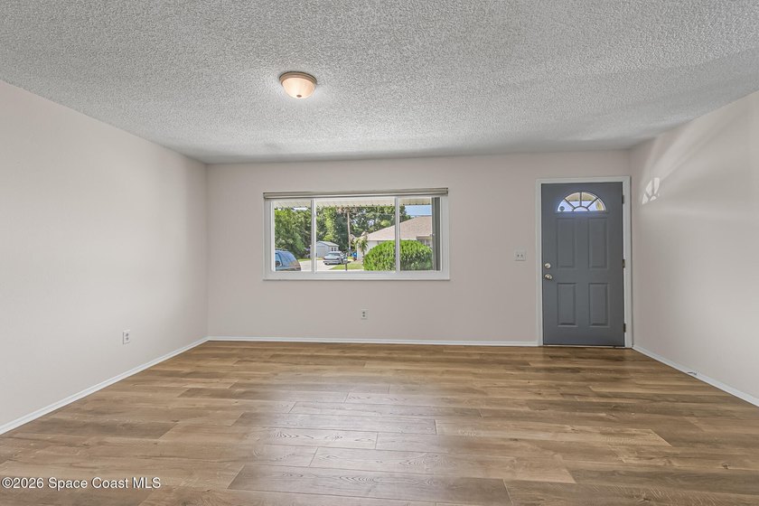 THIS IS A MUST SEE! Extremely Well-Maintained, Remodeled, 3 - photo 8
