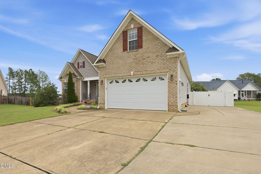Offering a spacious and inviting layout, this one and a half - photo 3