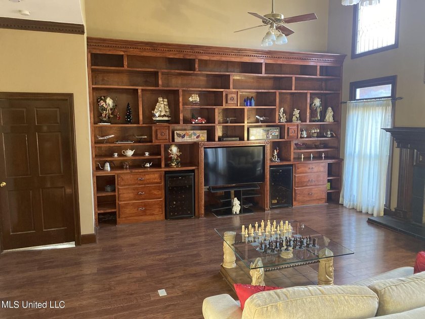 Beautiful Home nestled in the trees on 4.5 acres at the end of a - photo 11
