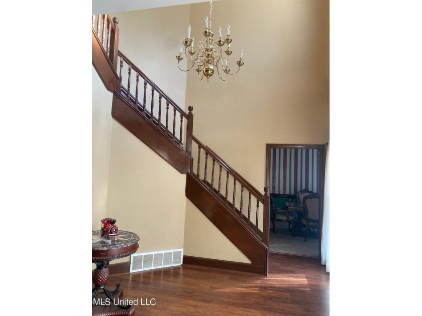 Beautiful Home nestled in the trees on 4.5 acres at the end of a - photo 14