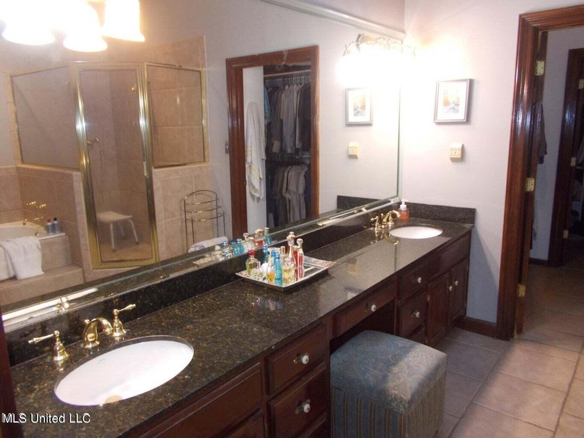 Beautiful Home nestled in the trees on 4.5 acres at the end of a - photo 24