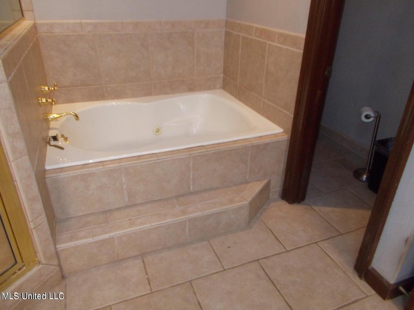 Beautiful Home nestled in the trees on 4.5 acres at the end of a - photo 26