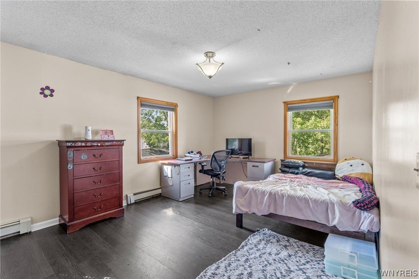 Welcome home to 114 Flohr Avenue! This beautiful 3 bedroom, 2 - photo 29