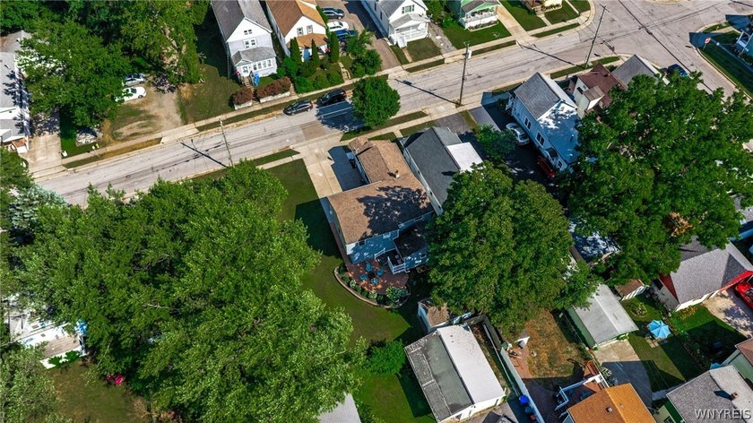 Welcome home to 114 Flohr Avenue! This beautiful 3 bedroom, 2 - photo 33