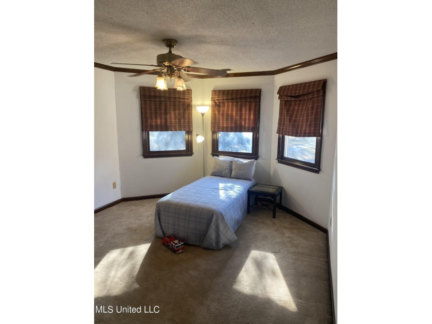 Beautiful Home nestled in the trees on 4.5 acres at the end of a - photo 33