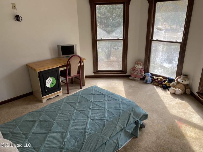 Beautiful Home nestled in the trees on 4.5 acres at the end of a - photo 34