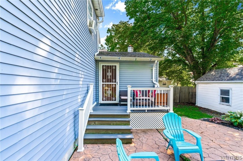 Welcome home to 114 Flohr Avenue! This beautiful 3 bedroom, 2 - photo 35