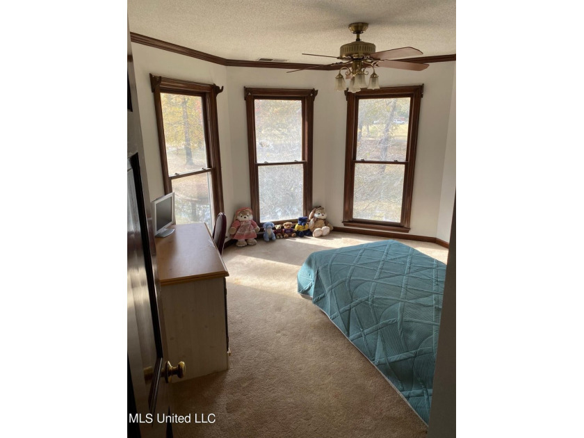 Beautiful Home nestled in the trees on 4.5 acres at the end of a - photo 36