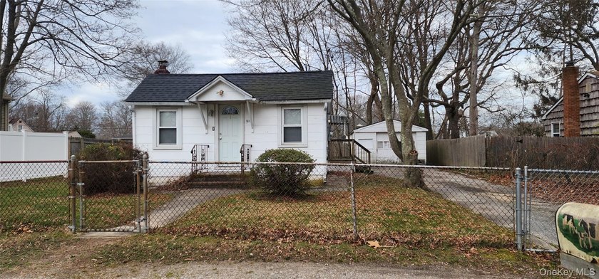 LOW TAXES!! Perfect starter home features 2 bedrooms, full bath - photo 2