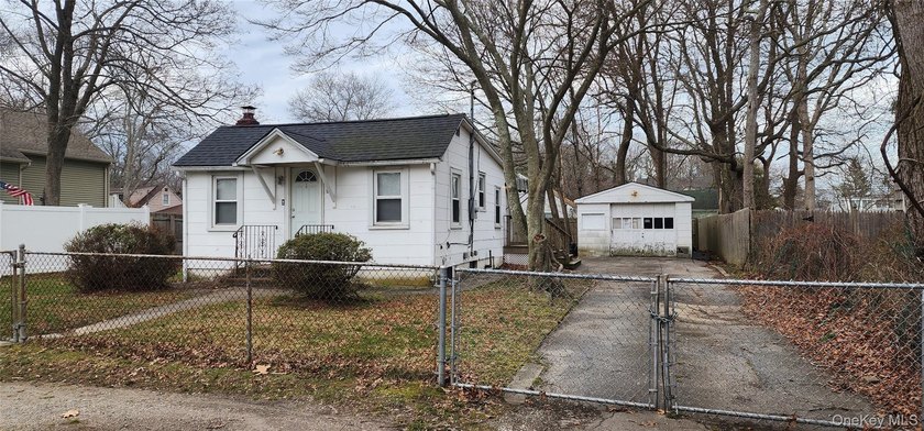 LOW TAXES!! Perfect starter home features 2 bedrooms, full bath - photo 3