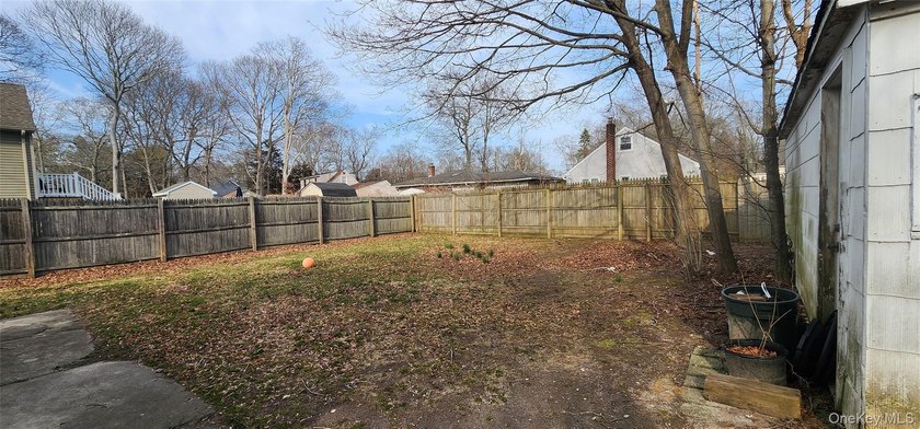 LOW TAXES!! Perfect starter home features 2 bedrooms, full bath - photo 4