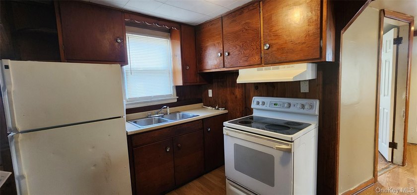 LOW TAXES!! Perfect starter home features 2 bedrooms, full bath - photo 8