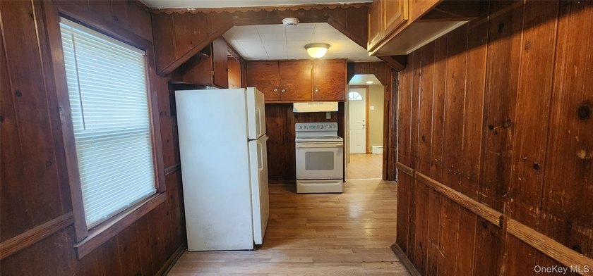 LOW TAXES!! Perfect starter home features 2 bedrooms, full bath - photo 10
