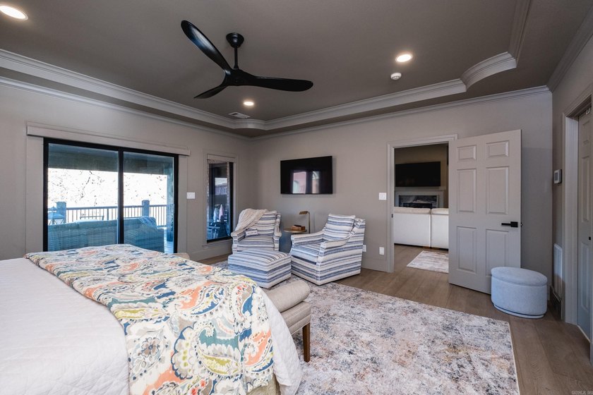 Beautifully updated lakefront home tucked away on a quiet cove - photo 19