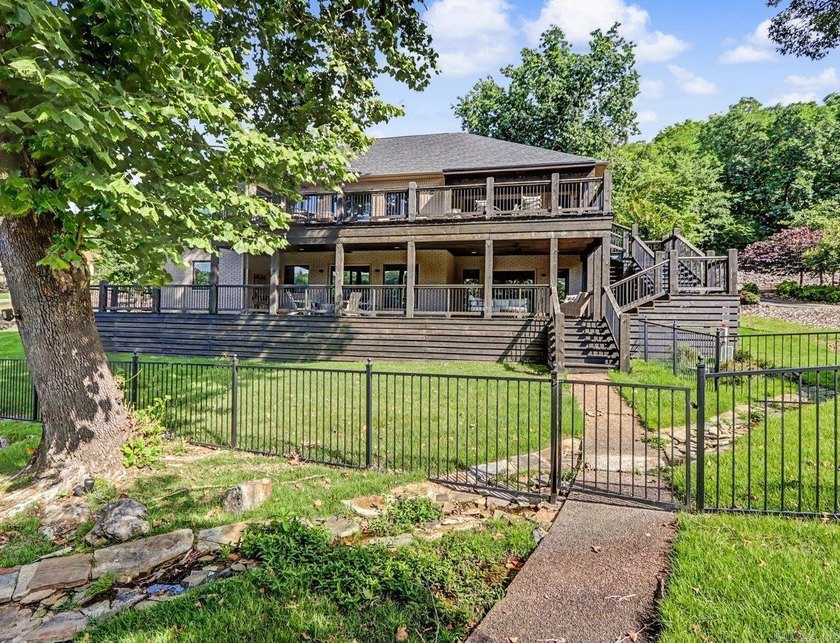 Beautifully updated lakefront home tucked away on a quiet cove - photo 41