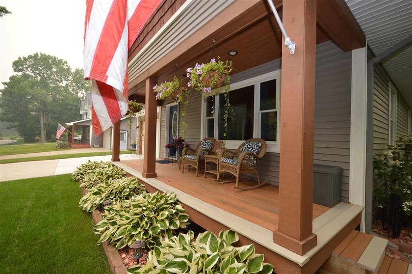 Welcome home to the tranquility of Earl Street! Set on a one - photo 2