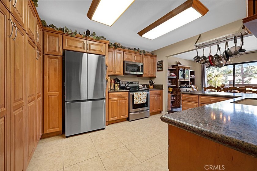 Beautifully upgraded 2 bedroom + den, 2 bath condo with approx - photo 4