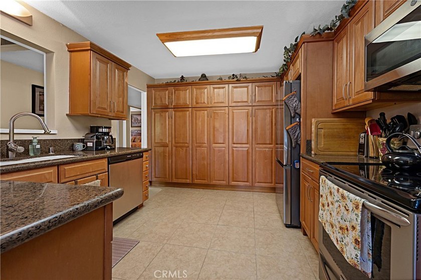Beautifully upgraded 2 bedroom + den, 2 bath condo with approx - photo 5