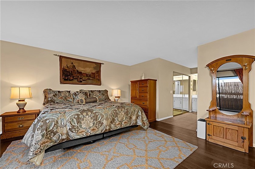 Beautifully upgraded 2 bedroom + den, 2 bath condo with approx - photo 7
