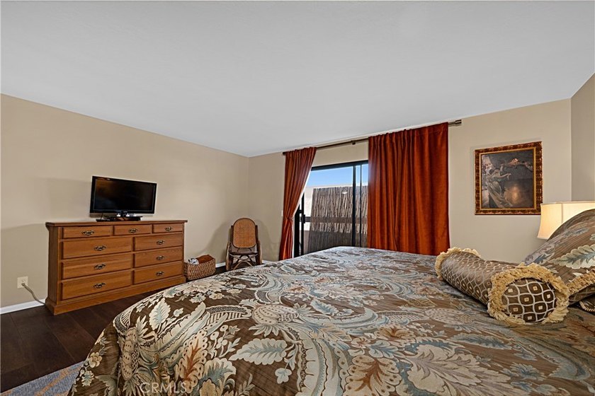 Beautifully upgraded 2 bedroom + den, 2 bath condo with approx - photo 8