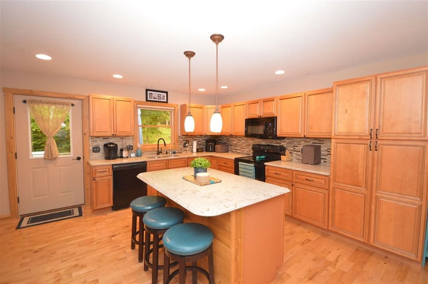 Welcome home to the tranquility of Earl Street! Set on a one - photo 8