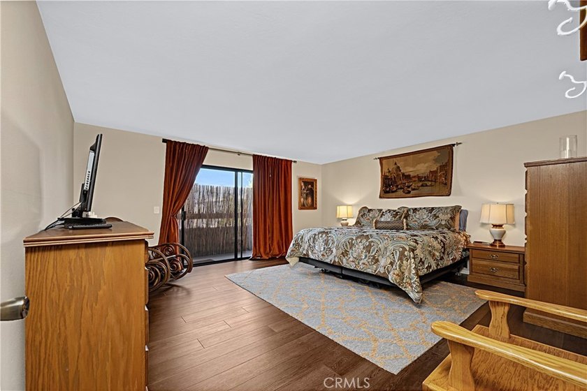 Beautifully upgraded 2 bedroom + den, 2 bath condo with approx - photo 9