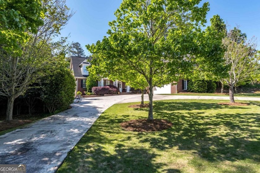 Custom-built home. Winding staircase &amp; grand foyer. Huge master - photo 24