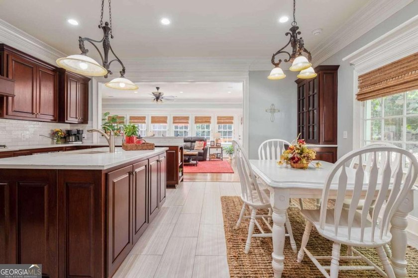 Custom-built home. Winding staircase &amp; grand foyer. Huge master - photo 32