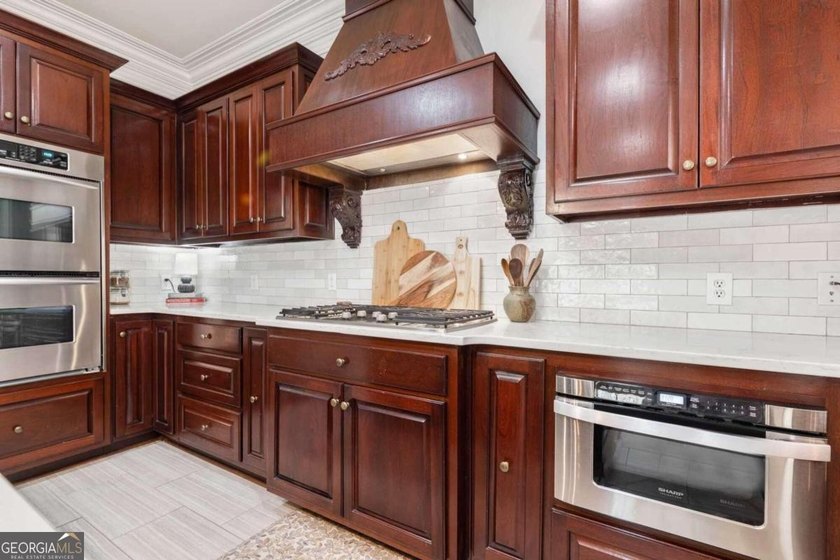 Custom-built home. Winding staircase &amp; grand foyer. Huge master - photo 35