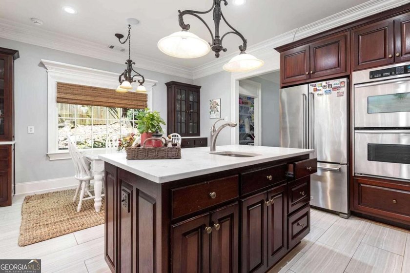 Custom-built home. Winding staircase &amp; grand foyer. Huge master - photo 36