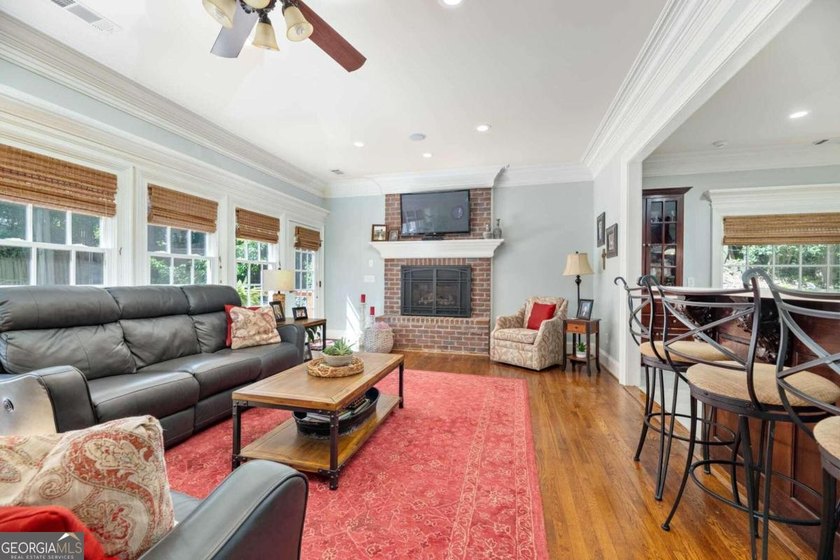 Custom-built home. Winding staircase &amp; grand foyer. Huge master - photo 40