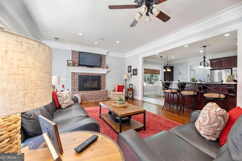 Custom-built home. Winding staircase &amp; grand foyer. Huge master - photo 41