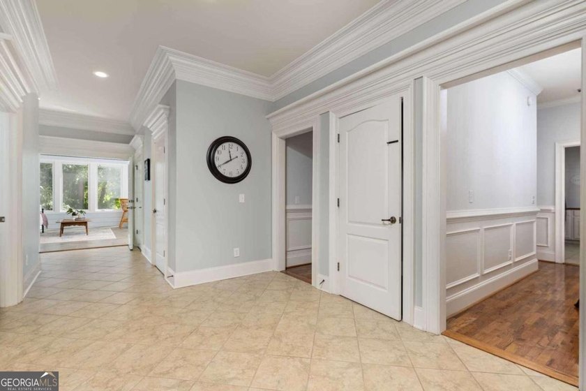 Custom-built home. Winding staircase &amp; grand foyer. Huge master - photo 43