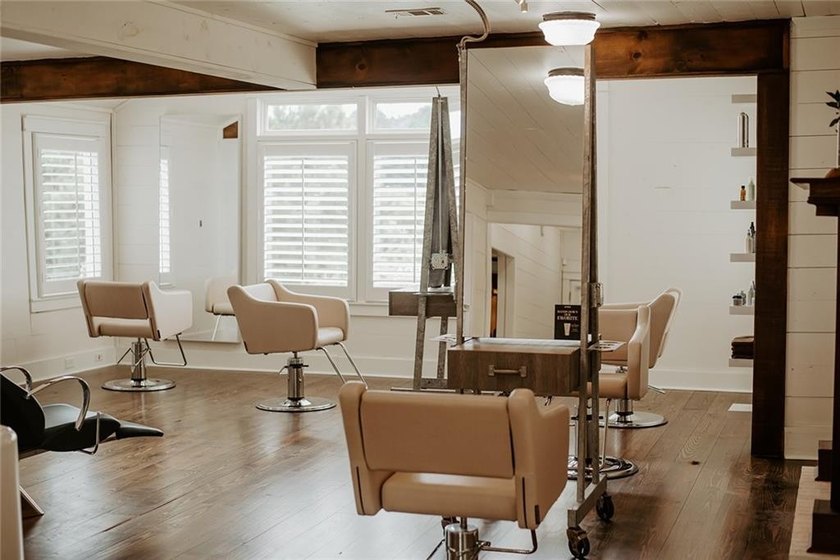Excellent Commercial opportunity in a highly desirable,highly - photo 2
