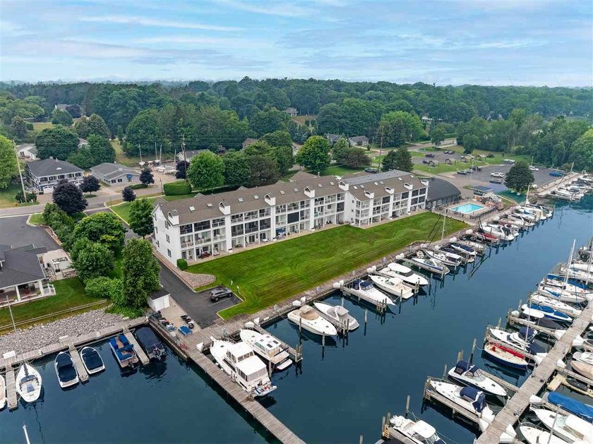 Charlevoix living in a small package! This ground-floor, 1-bed - photo 2