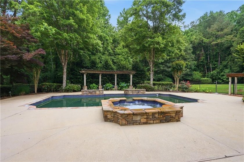 Nestled behind a sweeping lawn on a private, tree-lined lot - photo 4