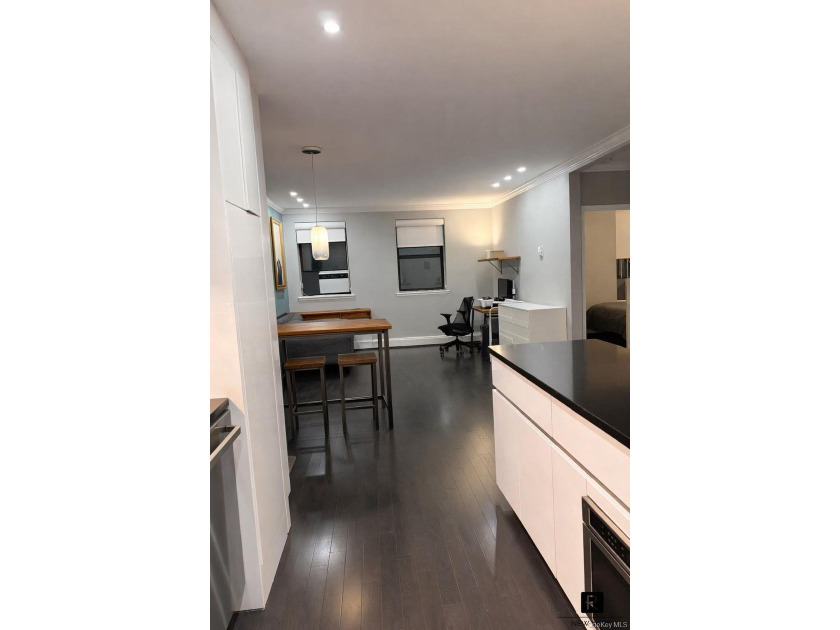 Turnkey and meticulously upgraded, Residence 4C is a - photo 2