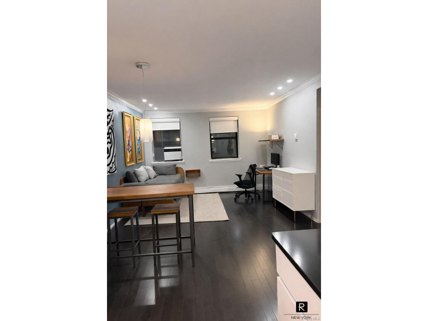 Turnkey and meticulously upgraded, Residence 4C is a - photo 4