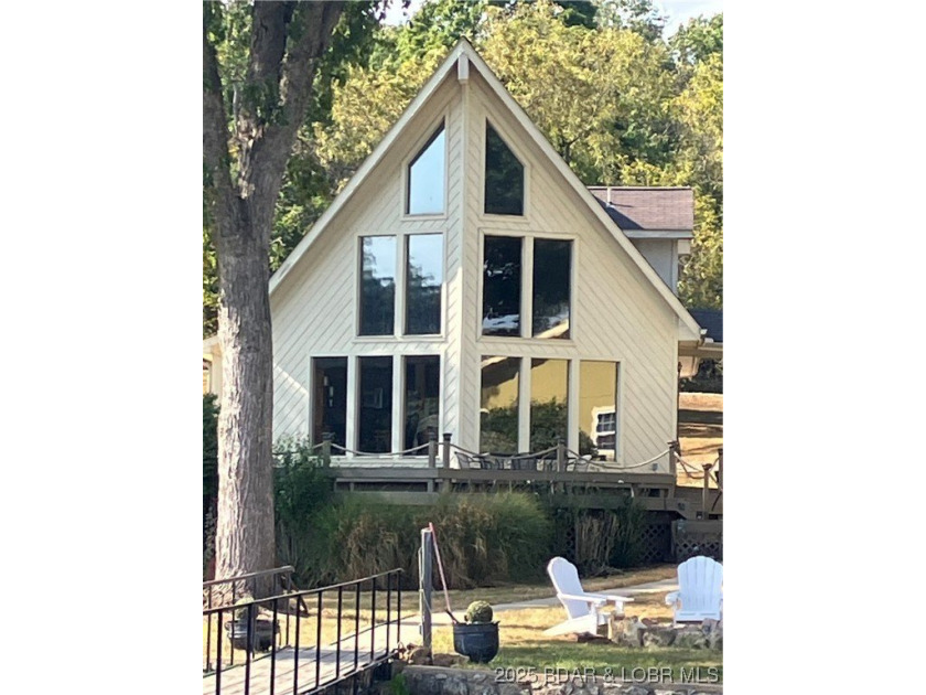> A wall of windows and vaulted ceilings. Main level living! Big - photo 4