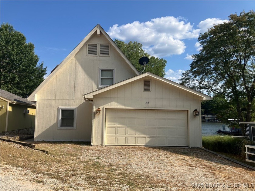 > A wall of windows and vaulted ceilings. Main level living! Big - photo 5