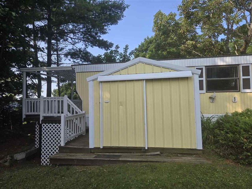 It's all about the great view of Lake Charlevoix! Nice spacious - photo 3