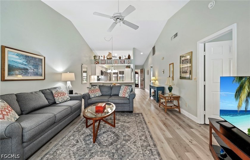 Beautifully maintained pool villa with vaulted ceilings located - photo 11