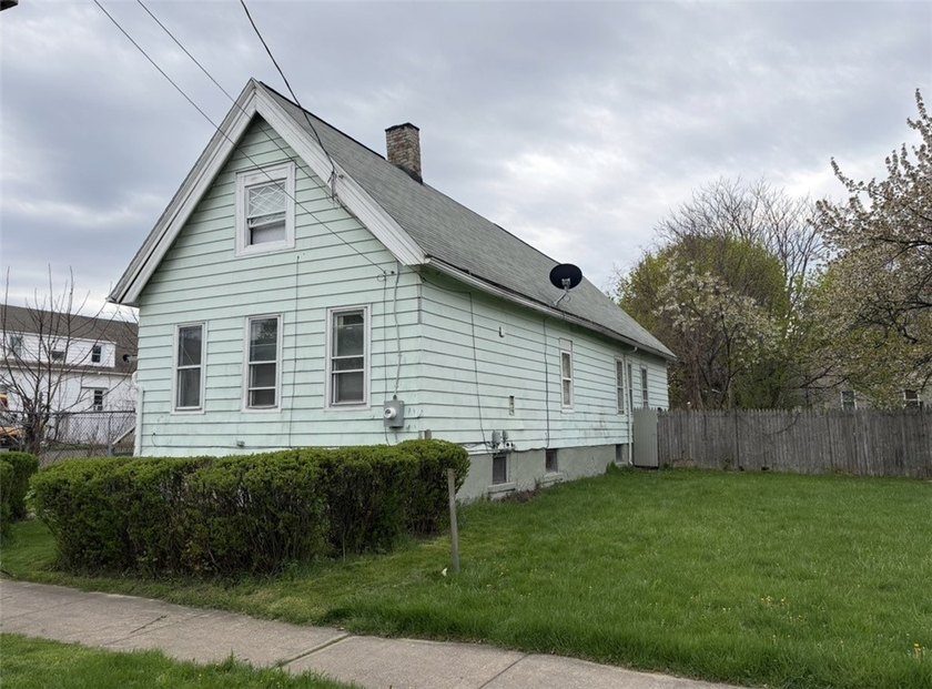 Another Rockin' Rochester Property! This 6-bedroom, 2.5-bath - photo 3