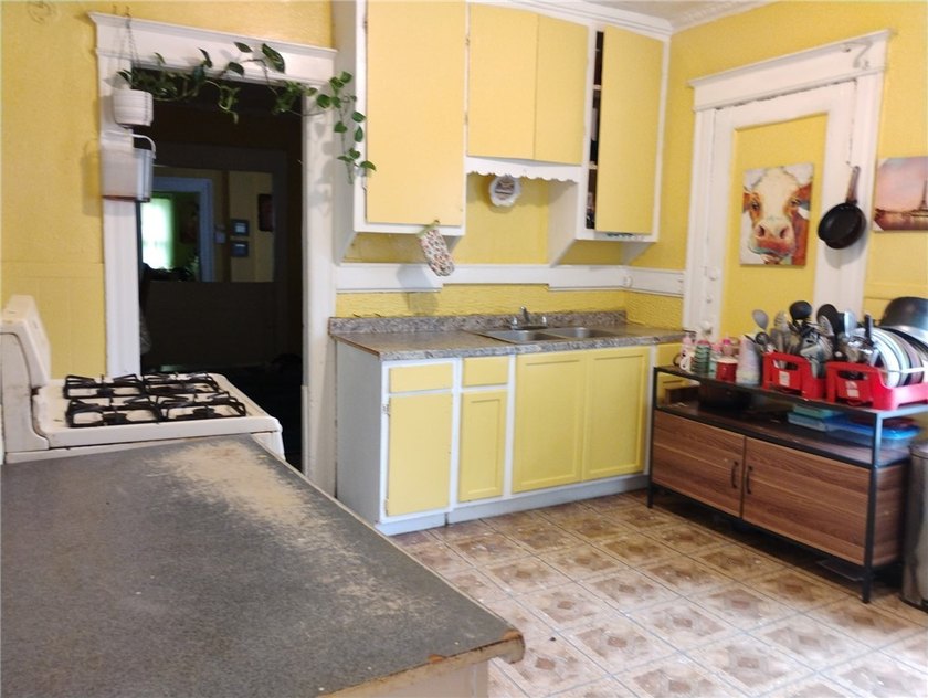 Another Rockin' Rochester Property! This 6-bedroom, 2.5-bath - photo 4