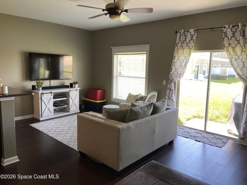 Welcome to this beautifully maintained 2-bedroom, 3-bathroom - photo 4