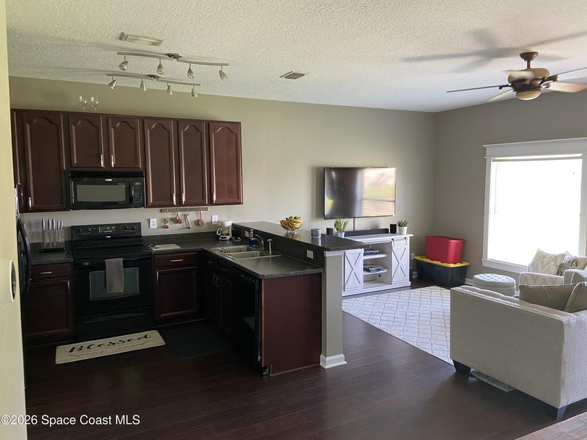 Welcome to this beautifully maintained 2-bedroom, 3-bathroom - photo 6