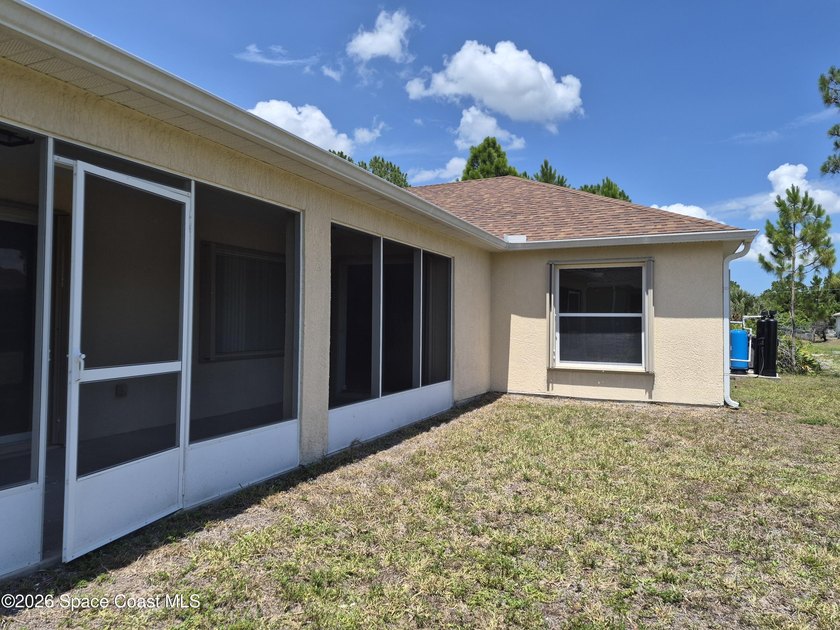STOP THIS IS THE ONE! THIS HOME OFFERS SOARING VAULTED CEILINGS - photo 3